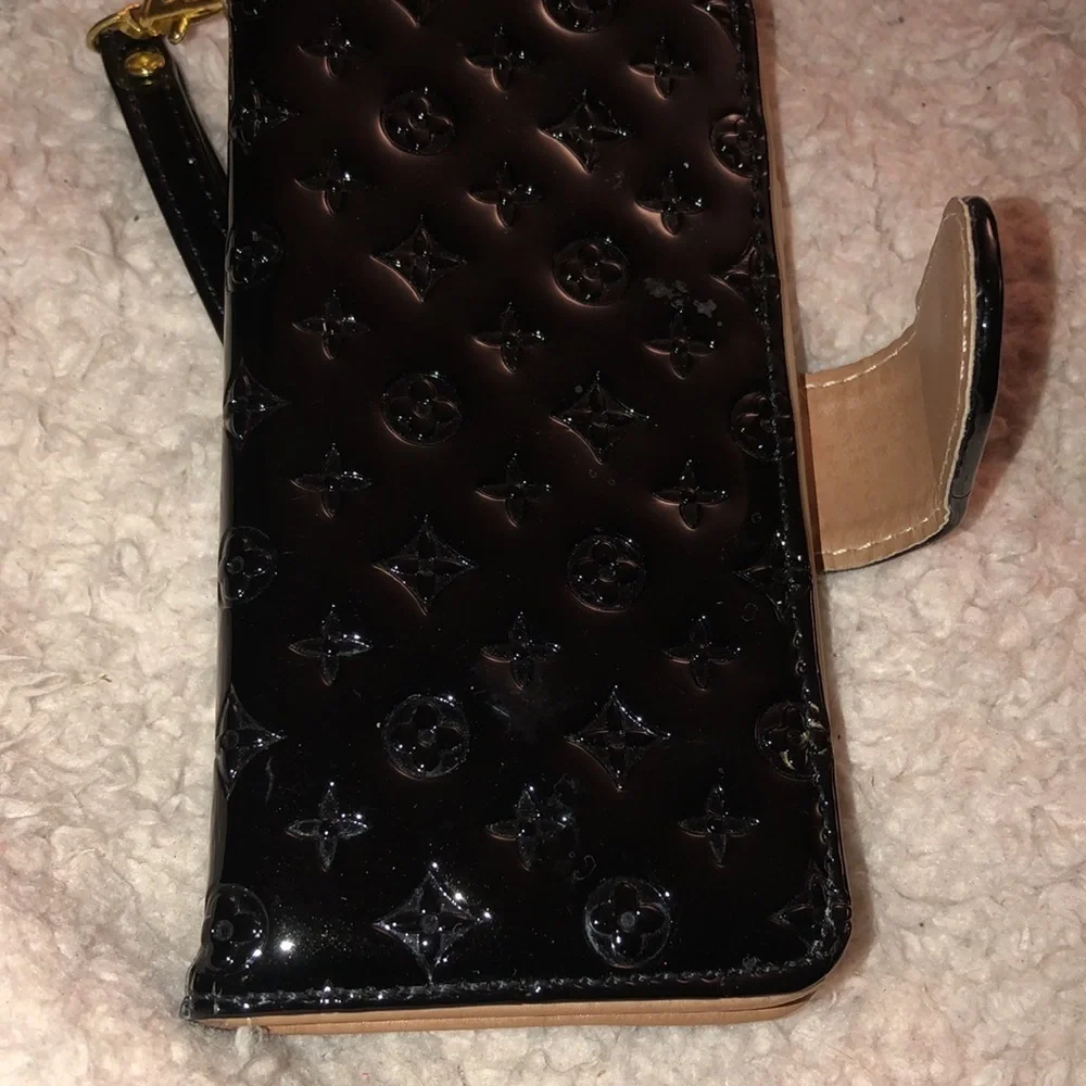 Black Patent Leather LV floral IPhone 6,7,8 magnetic clasp wristlet strap card